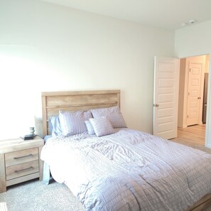 2 bedrooms, WiFi, bed sheets - Modern Freeport Retreat–15 Minutes to 30A Beaches (Freeport)