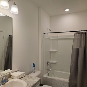 Hair dryer, towels, soap, toilet paper - Modern Freeport Retreat–15 Minutes to 30A Beaches (Freeport)