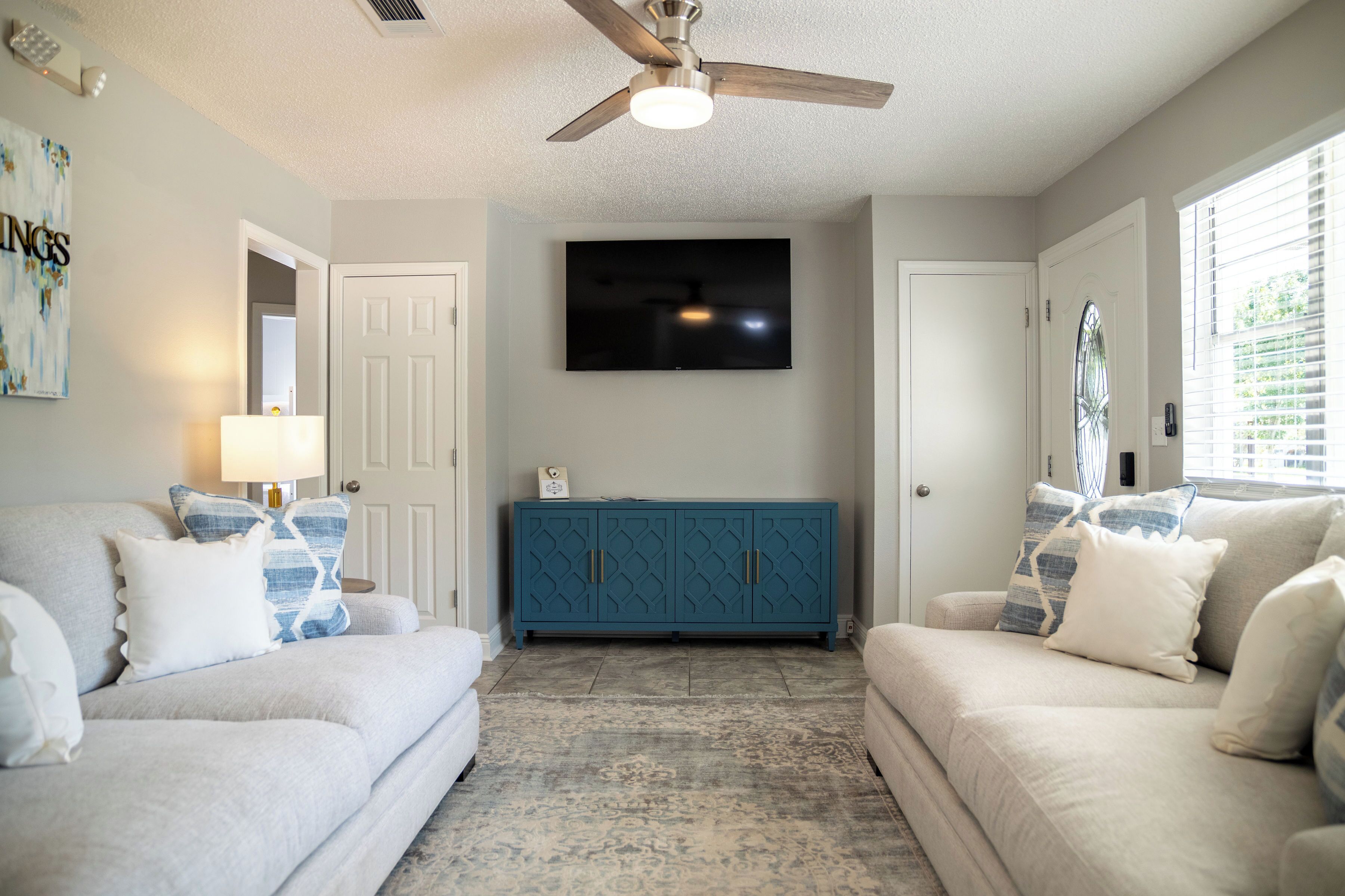 Een smart-tv en een tafeltennistafel