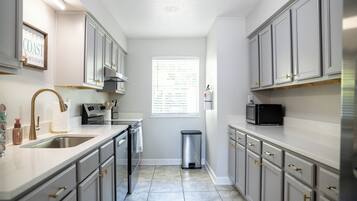 Kylskåp, mikrovågsugn, ugn och spishäll