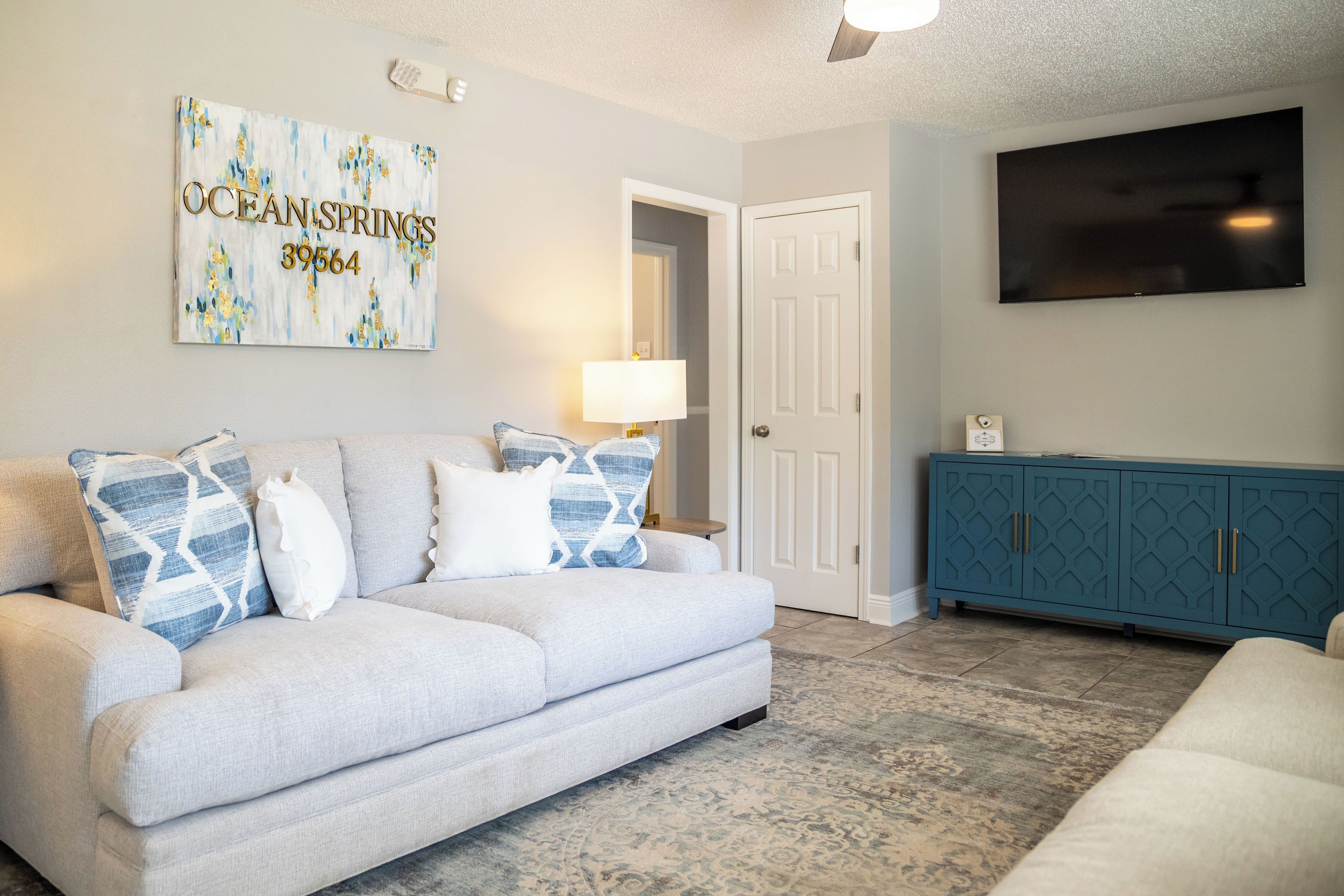 Een smart-tv en een tafeltennistafel