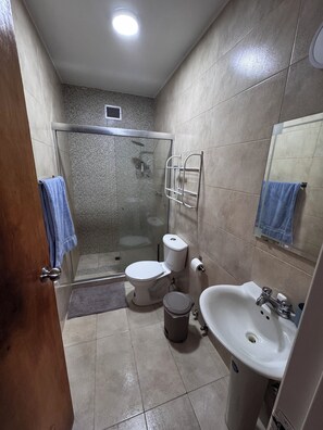 Shower, towels, soap, toilet paper - Cozy 2-bedroom apartment in enjoyable Mañongo - Clase to Hesperia, Dunas, Sport (Naguanagua)