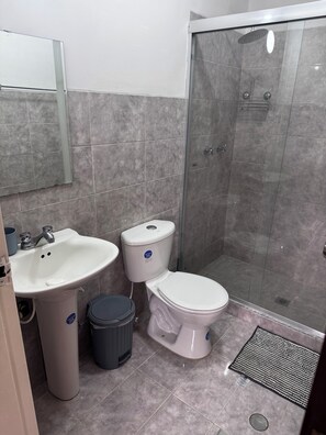 Shower, towels, soap, toilet paper - Cozy 2-bedroom apartment in enjoyable Mañongo - Clase to Hesperia, Dunas, Sport (Naguanagua)