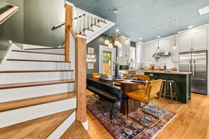 Réfrigérateur, four à micro-ondes, un four, surface de cuisson