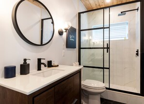 Shower, towels, soap, toilet paper - Stylish New Glasgow getaway near golf, beaches and attractions (New Glasgow)