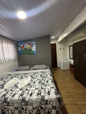 Quarto casal clássico | Ferros/tábuas de passar roupa, Wi-Fi de cortesia