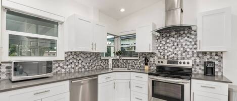 Refrigerador, microondas, horno, placa de cocina