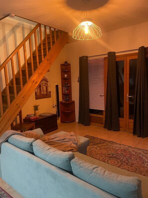 Una Smart TV, una chimenea