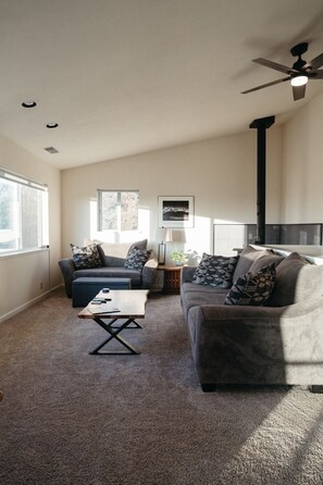 TV, fireplace - Mountain Bliss Ranch - Hot tub and River Trails (Nevada City)