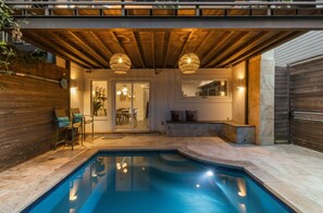 Utendørsbasseng og et oppvarmet basseng