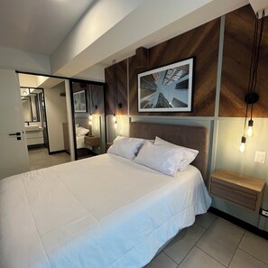 1 habitación, tabla de planchar con plancha y ropa de cama 