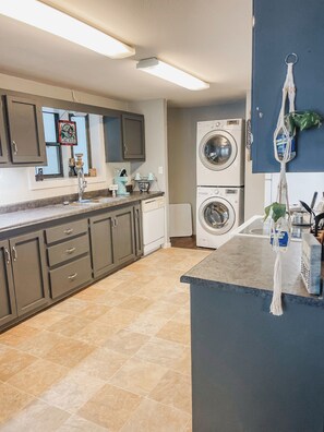 Fridge, microwave, oven, stovetop - Fishermen's Dream / sleeps 8 / direct dock access / Secluded (Rocky Mount)