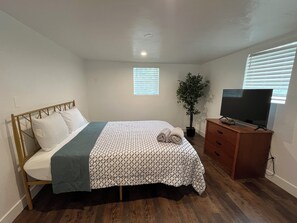 3 bedrooms, desk, iron/ironing board, WiFi