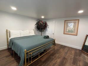 3 bedrooms, desk, iron/ironing board, WiFi