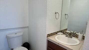 淋浴设施、吹风机、毛巾、肥皂