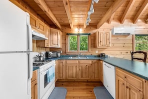 Een koelkast, een magnetron, een oven, een kookplaat