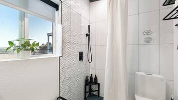 Douche, sèche-cheveux, serviettes fournies, savon