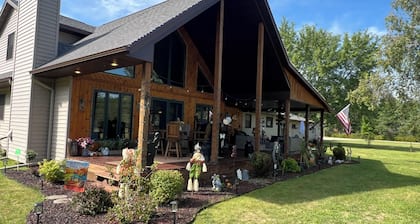 ATV/Snow trails! Huge Cov. Patio/A/C, Firepit, Clean, Spacious,Quiet, Att Garage