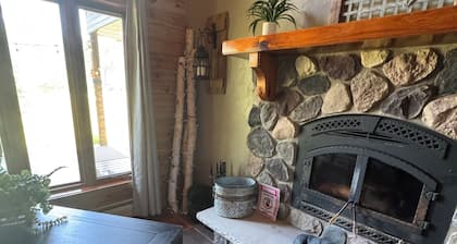 ATV/Snow trails! Huge Cov. Patio/A/C, Firepit, Clean, Spacious,Quiet, Att Garage