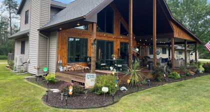 ATV/Snow trails! Huge Cov. Patio/A/C, Firepit, Clean, Spacious,Quiet, Att Garage