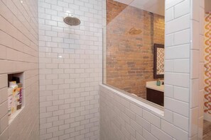 Douche, sèche-cheveux, serviettes fournies, savon