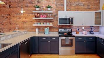 ثلاجة، ميكروويف، فرن، موقد طهي مسطح