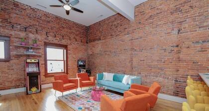 Vibrant Downtown Luxury Loft 13-Ft Ceilings