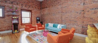 Vibrant Downtown Luxury Loft 13-Ft Ceilings