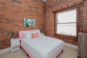 3 عدّة غرف نوم ومكواة/لوح كي وواي فاي مجانًا وملاءات أسرّة