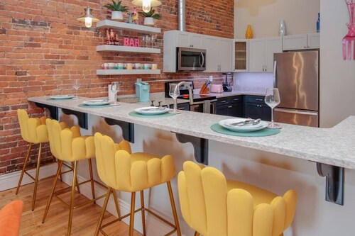 Vibrant Downtown Luxury Loft 13-Ft Ceilings