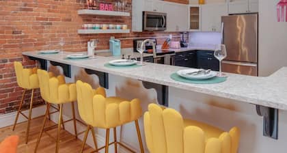 Vibrant Downtown Luxury Loft 13-Ft Ceilings