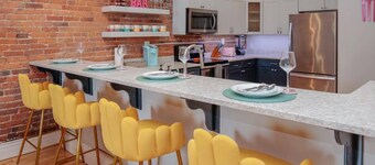 Vibrant Downtown Luxury Loft 13-Ft Ceilings