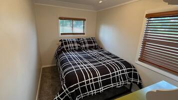 2 bedrooms, internet, bed sheets