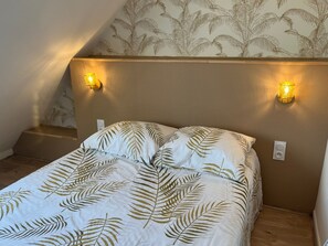 Iron/ironing board, bed sheets