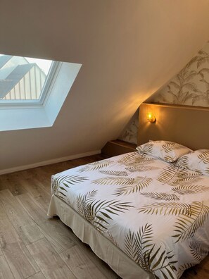 1 dormitori, planxa i posts de planxar i roba de llit