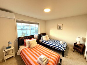 5 bedrooms, iron/ironing board, Internet, bed sheets