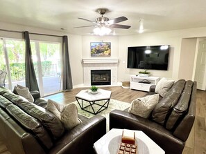 Una Smart TV, una chimenea, un reproductor de DVD, libros