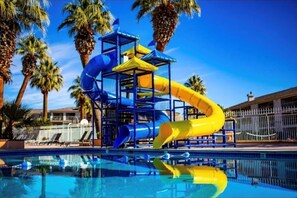 Una piscina cubierta, una piscina al aire libre