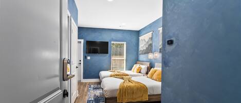 4 bedrooms, iron/ironing board, WiFi, bed sheets