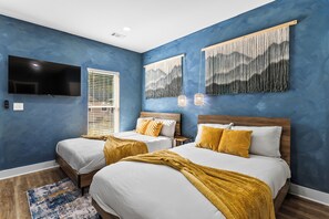 4 bedrooms, iron/ironing board, WiFi, bed sheets - Modern 4BR/4BA Escape • 10 Min to Downtown ATL (Atlanta)