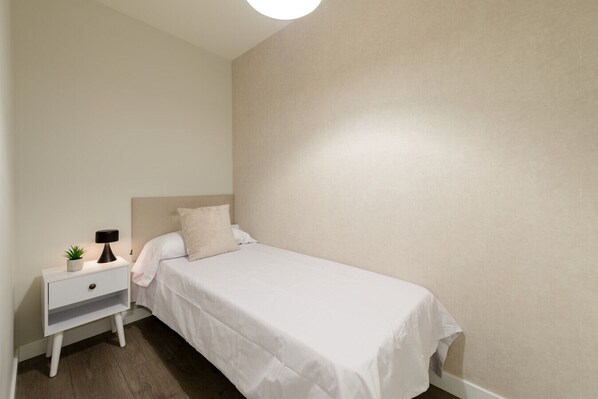 3 bedrooms, desk, iron/ironing board, WiFi