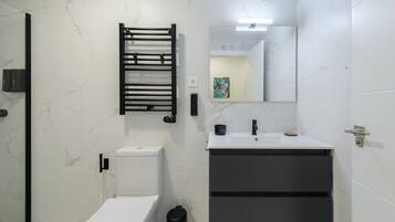 SĂšche-cheveux, serviettes fournies