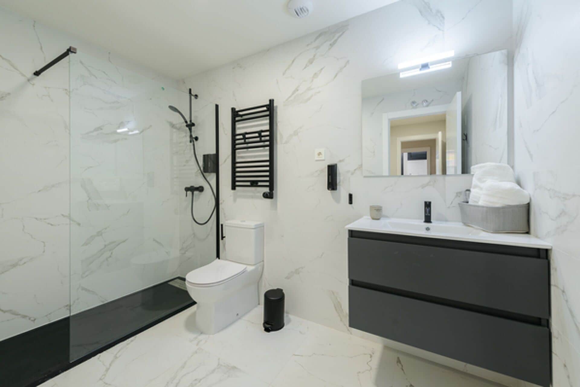 Hårtørrer, håndklæder