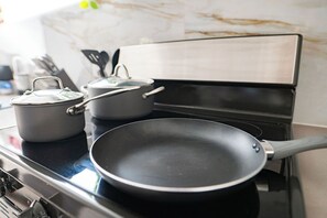 Private kitchen - Stylish Downtown Apt - Workspace + Games + Parking (Dallas)