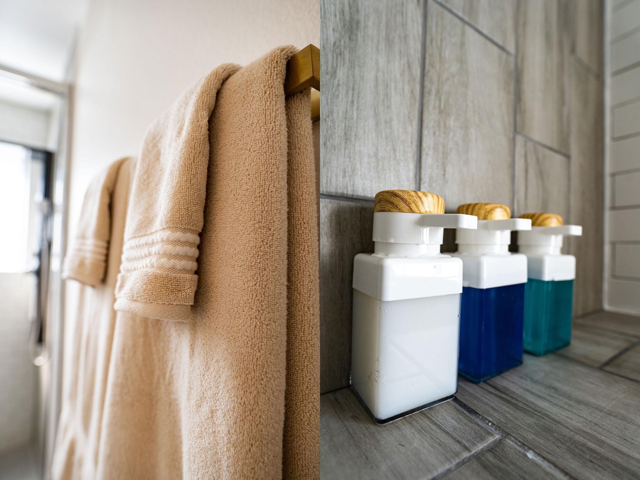 Een douche, een haardroger, handdoeken, zeep