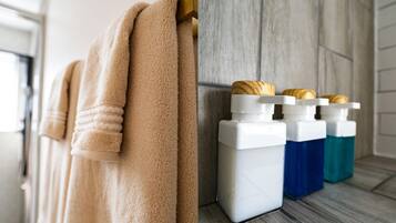 淋浴设施、吹风机、毛巾、肥皂