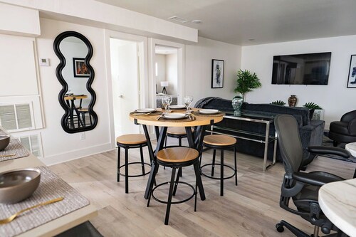 Stylish Downtown Apt - Workspace + Games + Parking