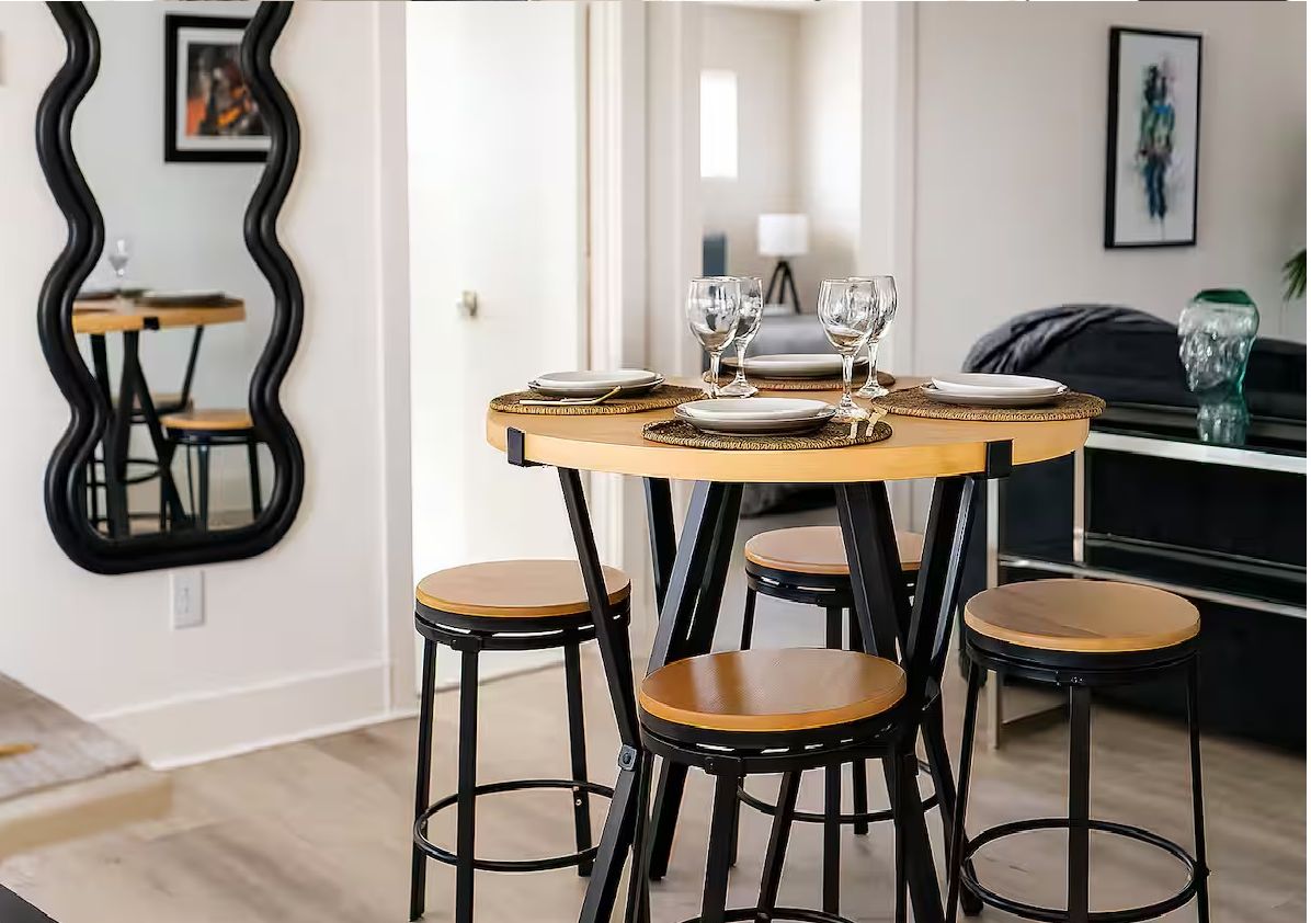 Stylish Downtown Apt - Workspace + Games + Parking