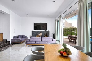 Villa de lujo, vista al mar | Área de sala de estar | Smart TV de 86 pulgadas con canales digitales, chimenea y Netflix