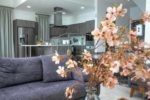 Vila superluxo, vista para o mar | Área de estar | Smart TV 86 polegadas com canais digitais, lareira, Netflix